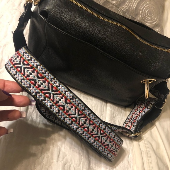 Vince Camuto Handbags - Vince Camuto Leather Crossbody Bag